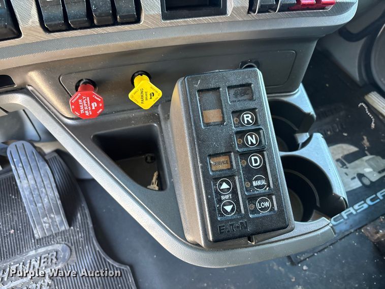 image for item YA1656 2016 Kenworth T680  semi truck