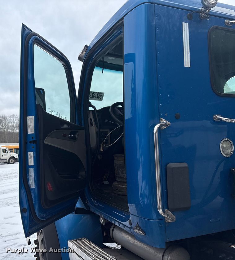 image for item YA1687 2022 Peterbilt 567 semi truck