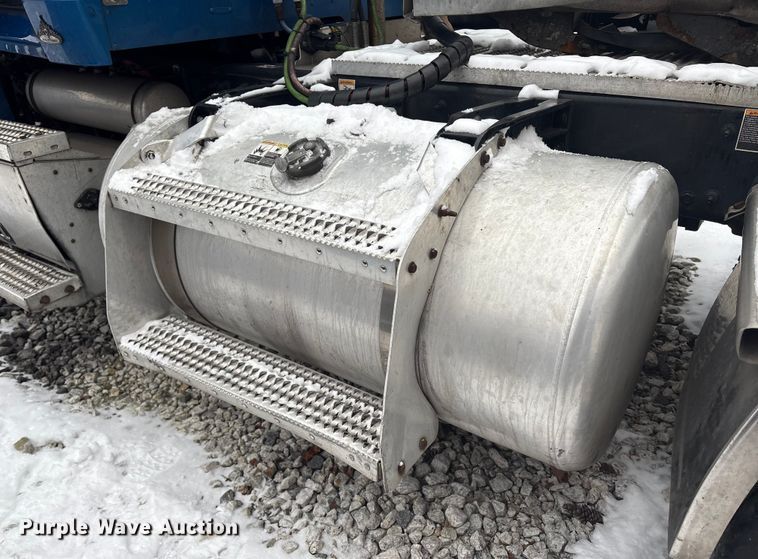 image for item YA1687 2022 Peterbilt 567 semi truck