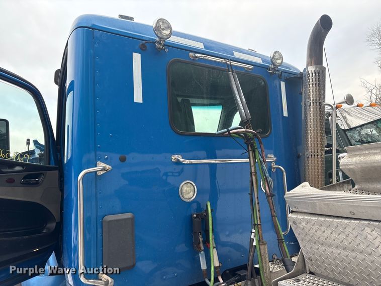 image for item YA1687 2022 Peterbilt 567 semi truck