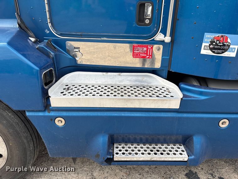 image for item YA1743 2005 Kenworth T600 semi truck