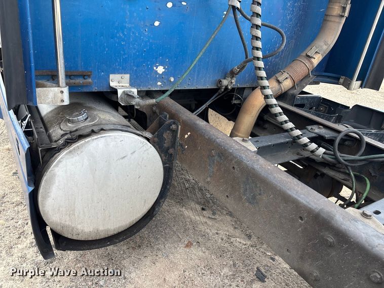 image for item YA1743 2005 Kenworth T600 semi truck