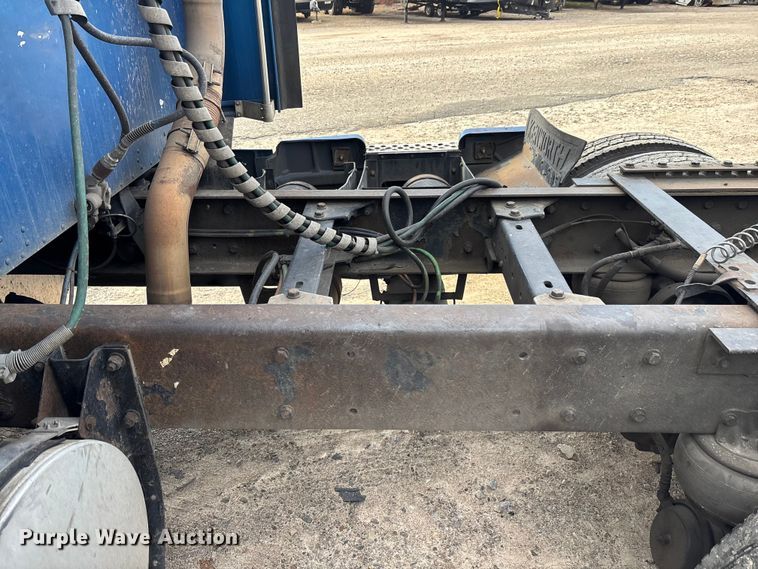 image for item YA1743 2005 Kenworth T600 semi truck