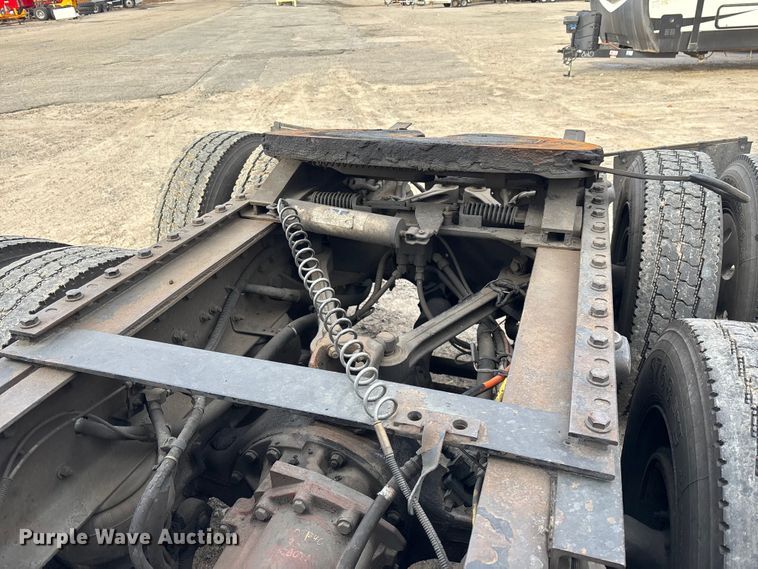 image for item YA1743 2005 Kenworth T600 semi truck