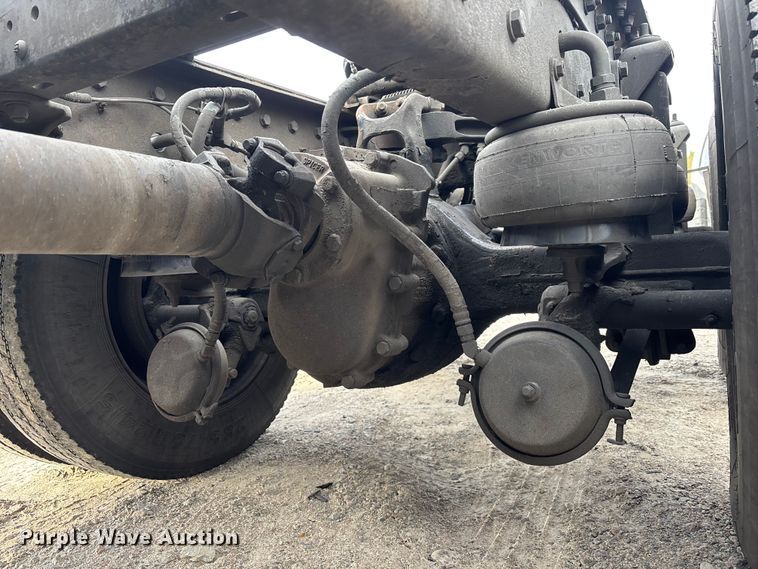 image for item YA1743 2005 Kenworth T600 semi truck