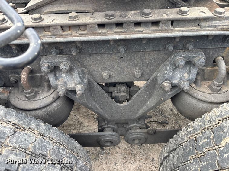 image for item YA1743 2005 Kenworth T600 semi truck