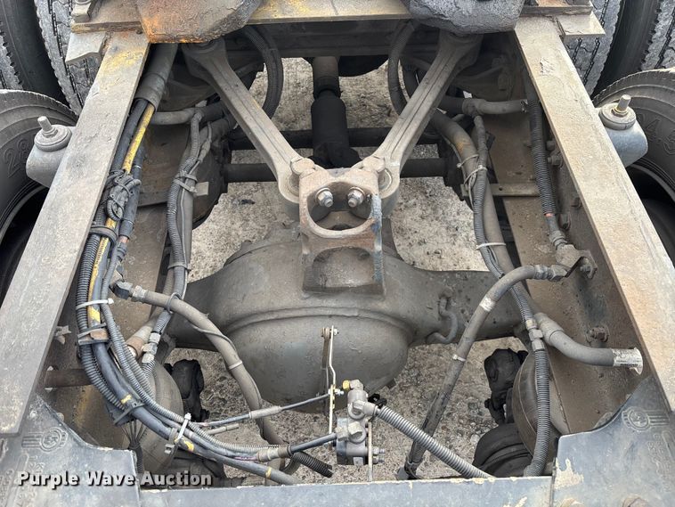 image for item YA1743 2005 Kenworth T600 semi truck