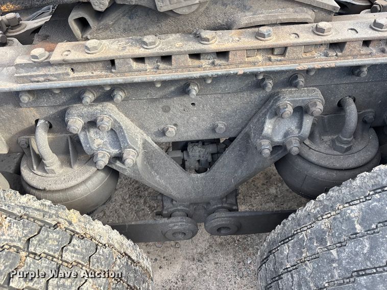 image for item YA1743 2005 Kenworth T600 semi truck