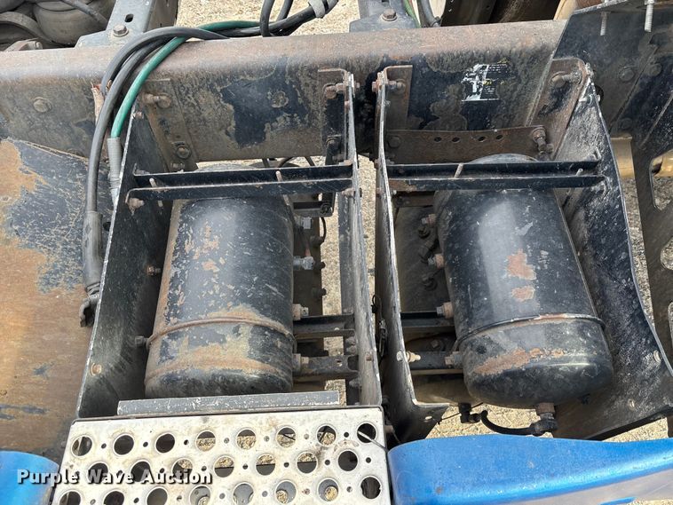 image for item YA1743 2005 Kenworth T600 semi truck