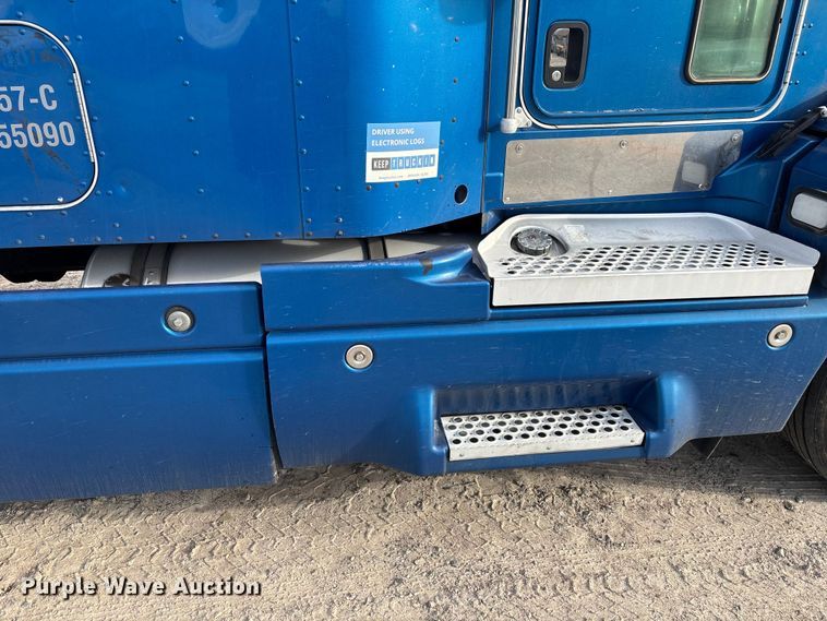 image for item YA1743 2005 Kenworth T600 semi truck