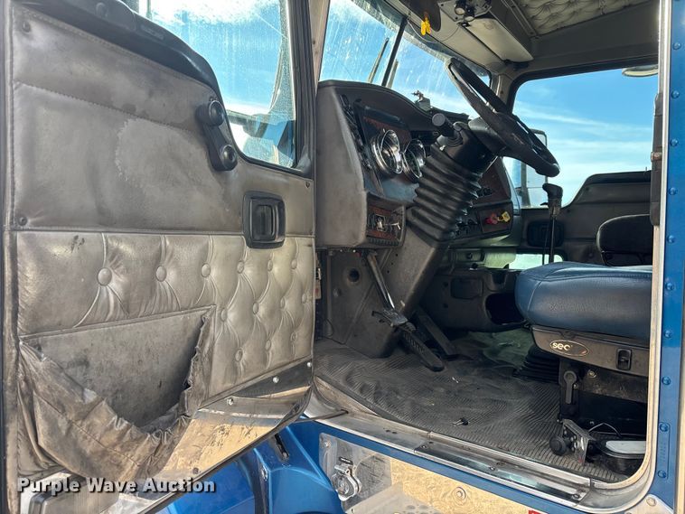 image for item YA1743 2005 Kenworth T600 semi truck