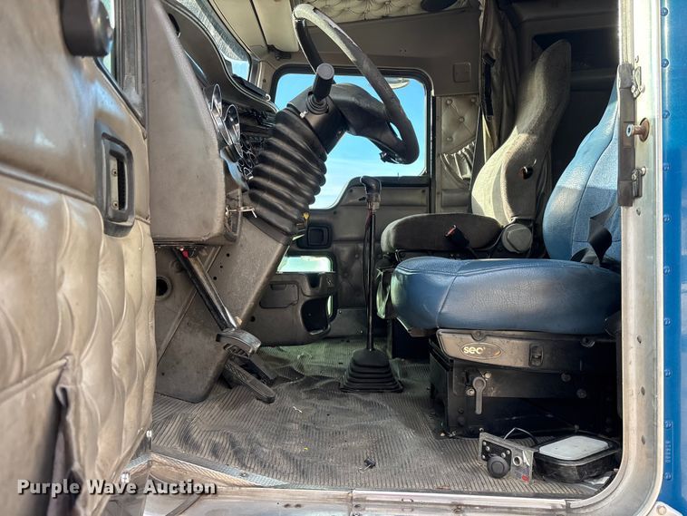 image for item YA1743 2005 Kenworth T600 semi truck