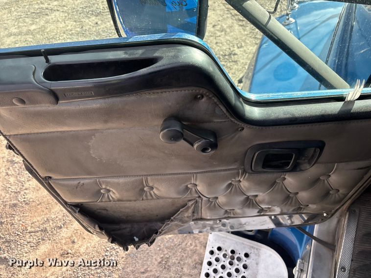 image for item YA1743 2005 Kenworth T600 semi truck