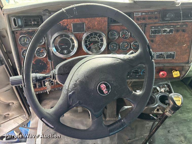 image for item YA1743 2005 Kenworth T600 semi truck