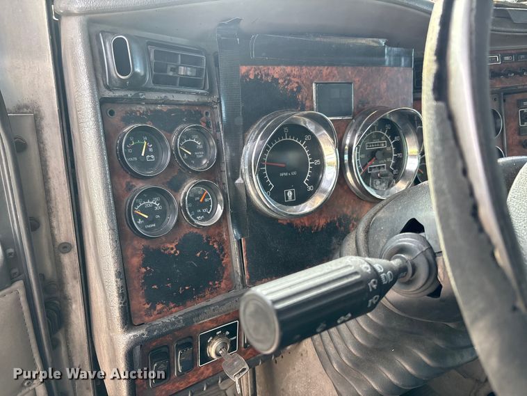 image for item YA1743 2005 Kenworth T600 semi truck