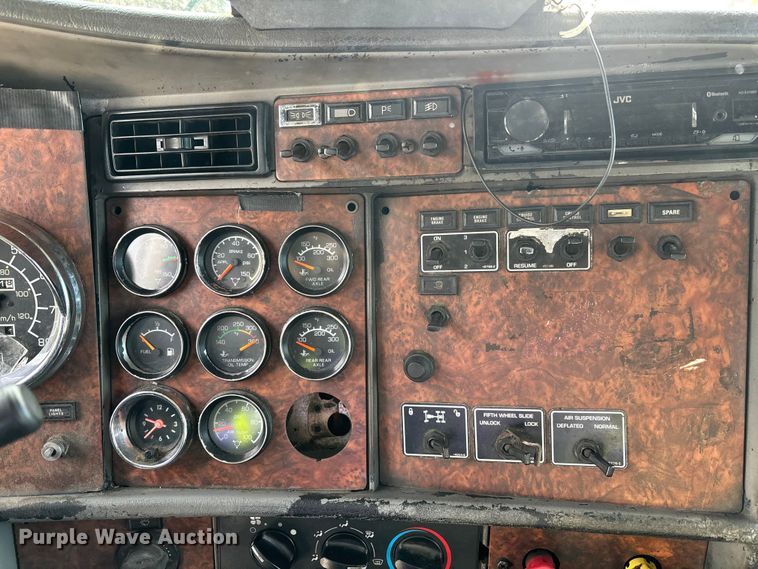 image for item YA1743 2005 Kenworth T600 semi truck