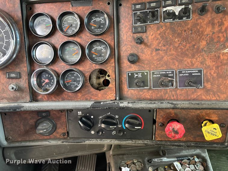 image for item YA1743 2005 Kenworth T600 semi truck