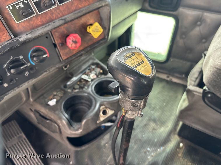 image for item YA1743 2005 Kenworth T600 semi truck