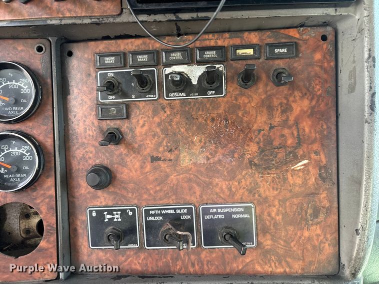 image for item YA1743 2005 Kenworth T600 semi truck