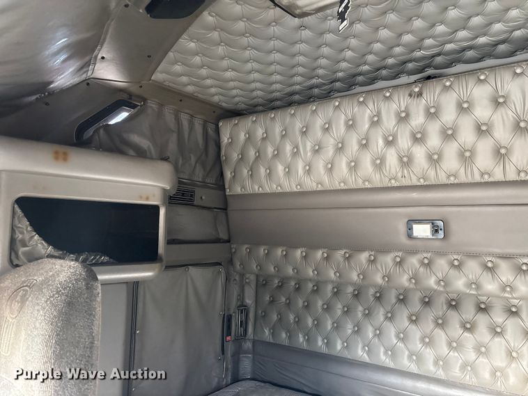 image for item YA1743 2005 Kenworth T600 semi truck