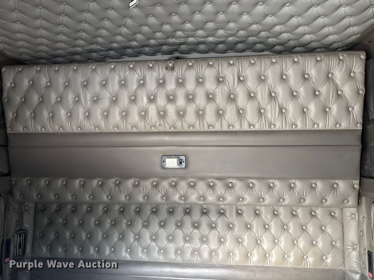 image for item YA1743 2005 Kenworth T600 semi truck