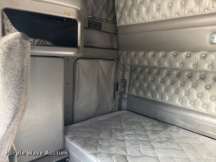 image for item YA1743 2005 Kenworth T600 semi truck