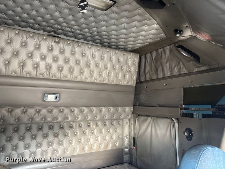 image for item YA1743 2005 Kenworth T600 semi truck