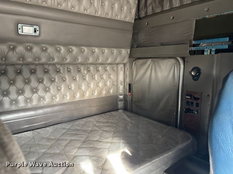 image for item YA1743 2005 Kenworth T600 semi truck