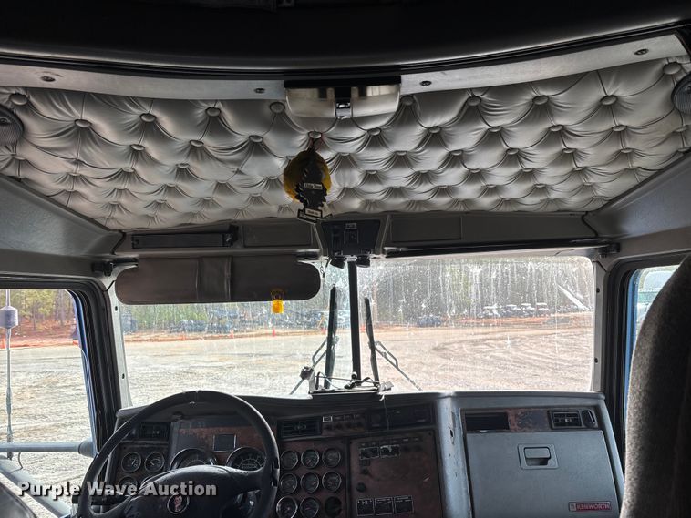 image for item YA1743 2005 Kenworth T600 semi truck