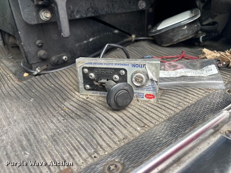 image for item YA1743 2005 Kenworth T600 semi truck