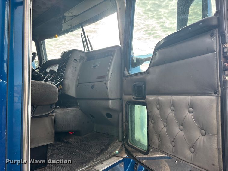 image for item YA1743 2005 Kenworth T600 semi truck