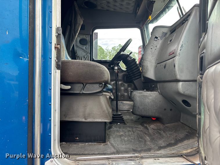 image for item YA1743 2005 Kenworth T600 semi truck