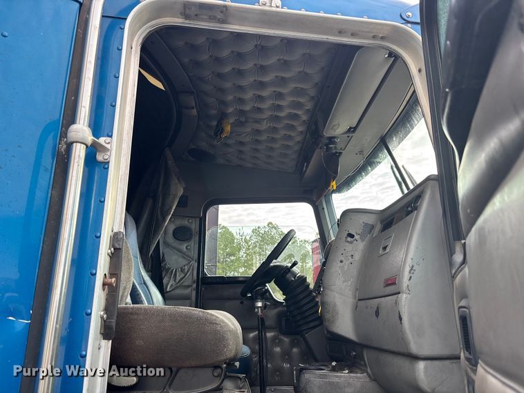 image for item YA1743 2005 Kenworth T600 semi truck