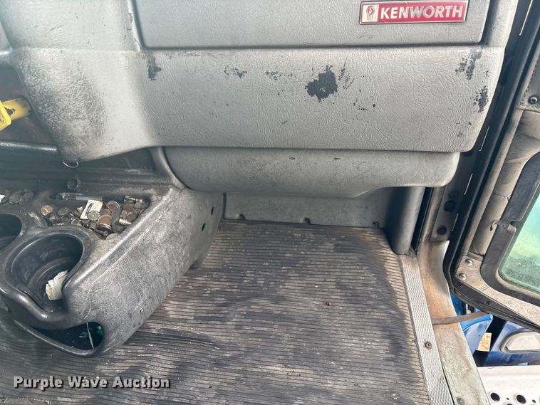 image for item YA1743 2005 Kenworth T600 semi truck