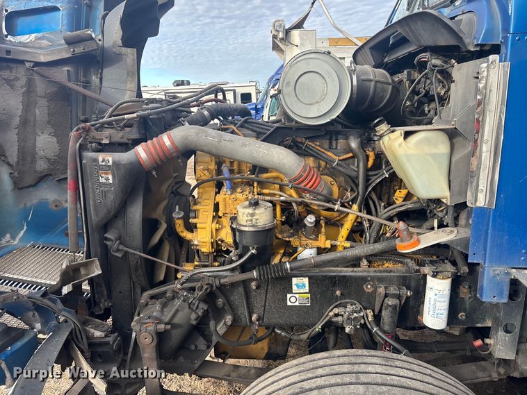 image for item YA1743 2005 Kenworth T600 semi truck