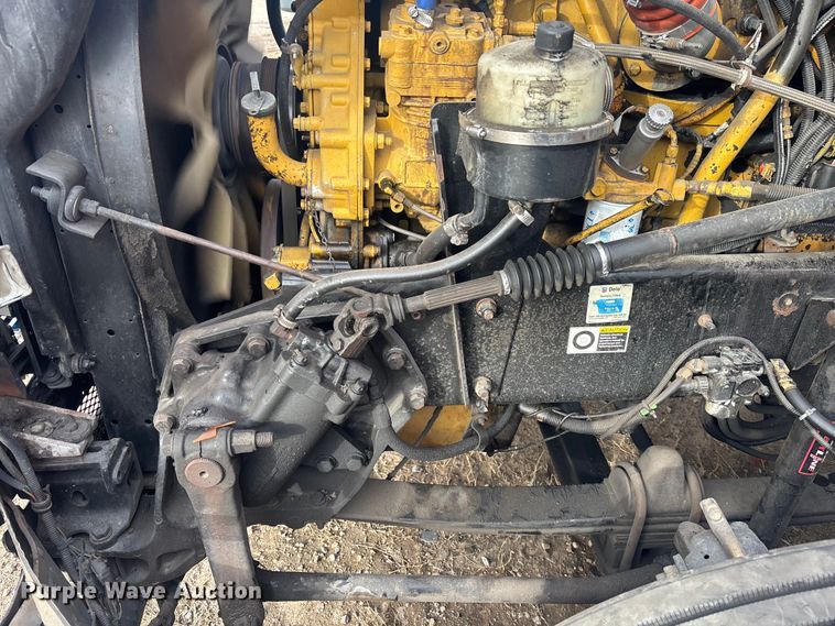 image for item YA1743 2005 Kenworth T600 semi truck