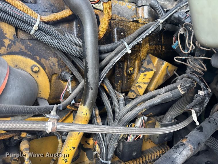 image for item YA1743 2005 Kenworth T600 semi truck