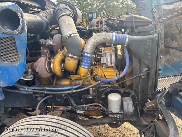 image for item YA1743 2005 Kenworth T600 semi truck