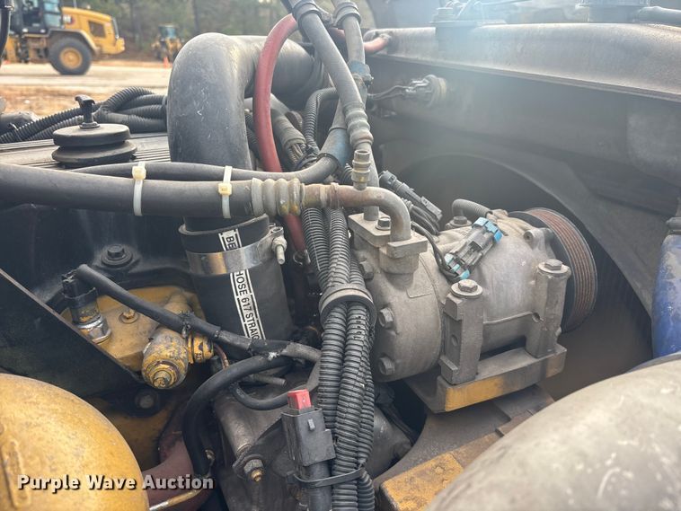 image for item YA1743 2005 Kenworth T600 semi truck