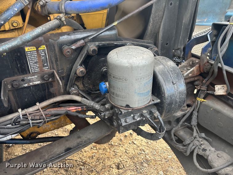 image for item YA1743 2005 Kenworth T600 semi truck