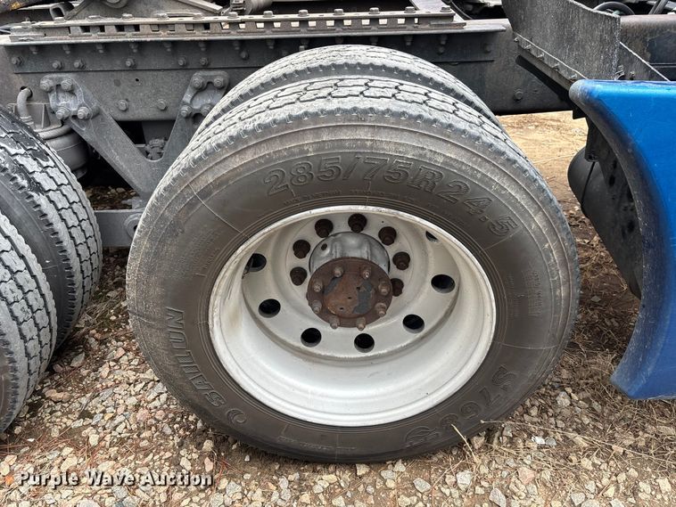 image for item YA1743 2005 Kenworth T600 semi truck