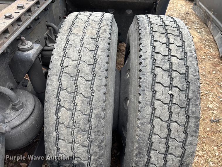 image for item YA1743 2005 Kenworth T600 semi truck