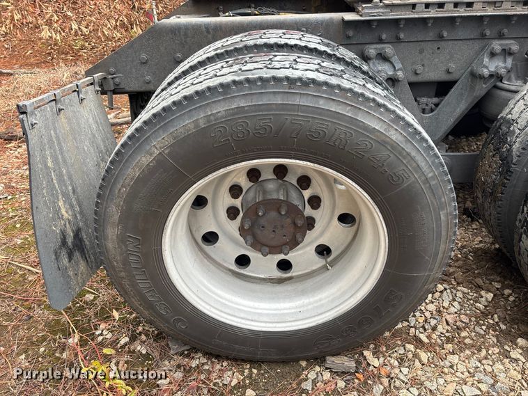 image for item YA1743 2005 Kenworth T600 semi truck