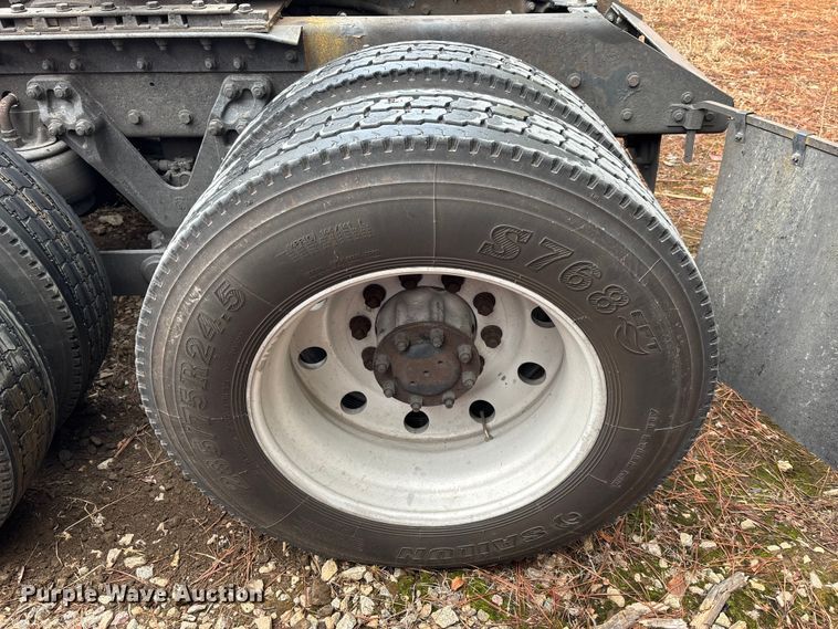 image for item YA1743 2005 Kenworth T600 semi truck