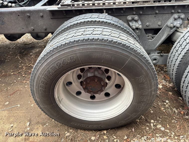 image for item YA1743 2005 Kenworth T600 semi truck