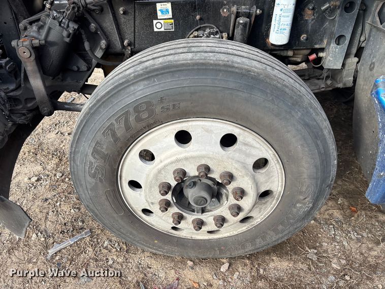 image for item YA1743 2005 Kenworth T600 semi truck