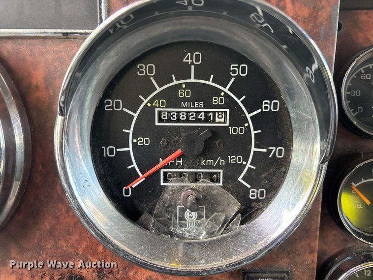 image for item YA1743 2005 Kenworth T600 semi truck