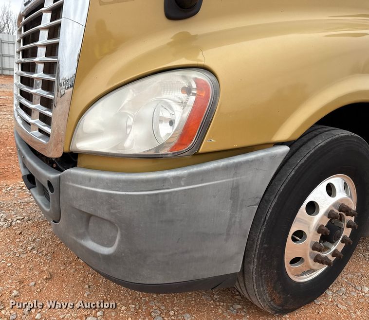 image for item YA1774 2017 Freightliner Cascadia 125 semi truck