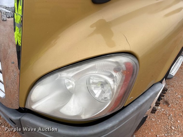 image for item YA1774 2017 Freightliner Cascadia 125 semi truck