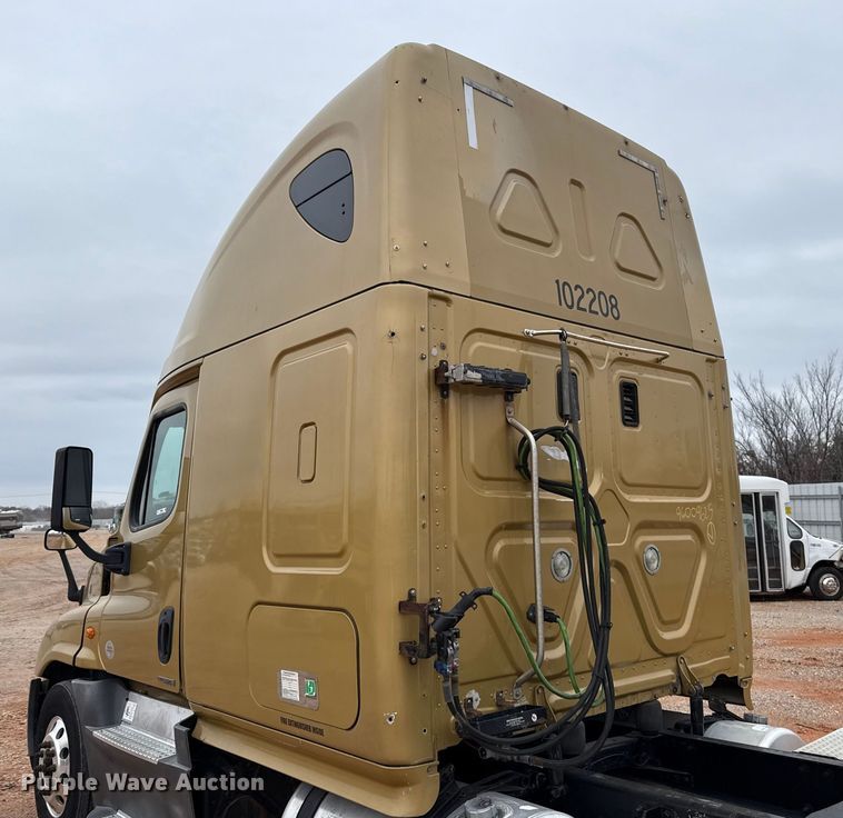 image for item YA1774 2017 Freightliner Cascadia 125 semi truck